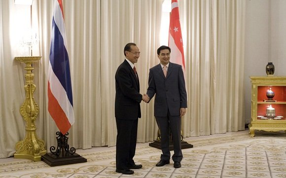 Foreign Minister George Yeo meets shakes hand with Thai Premier Abhisit Vejjajiva